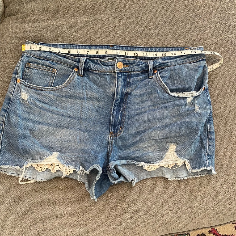 Cutoff denim shorts